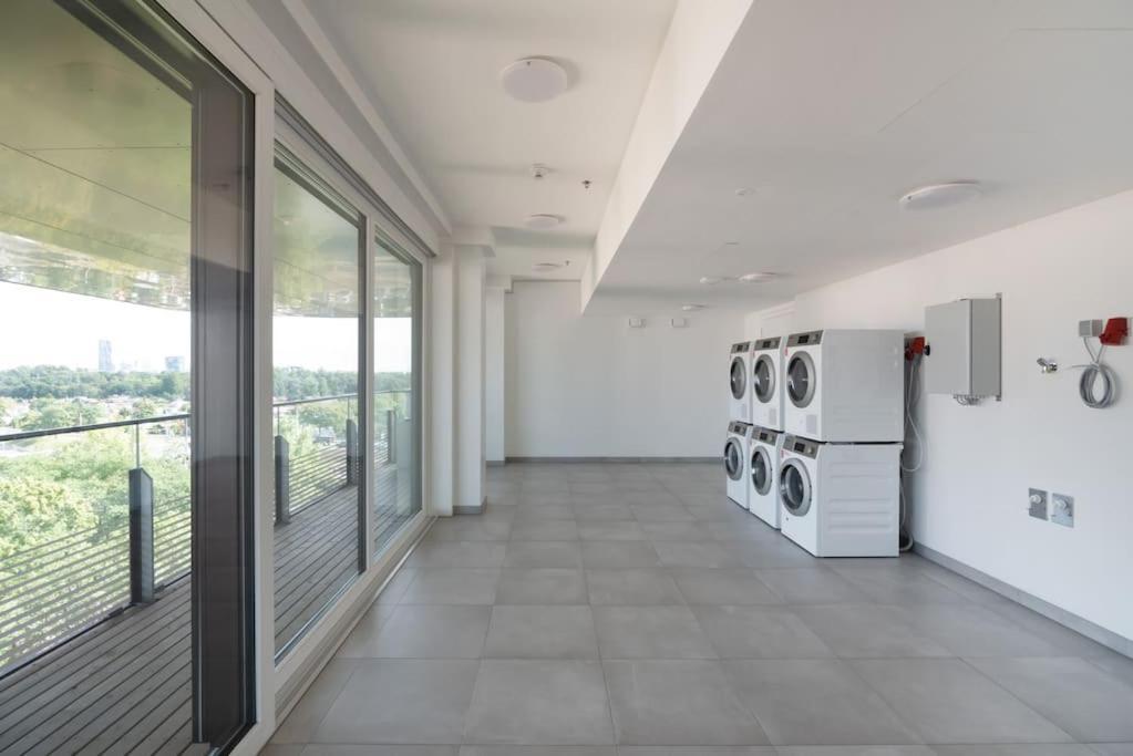 Apartamento Hoch Hinaus, Neu Und Stilvoll Mit Pool Am Dach Viena Exterior foto
