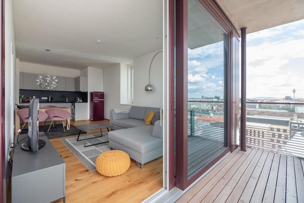 Apartamento Hoch Hinaus, Neu Und Stilvoll Mit Pool Am Dach Viena Exterior foto