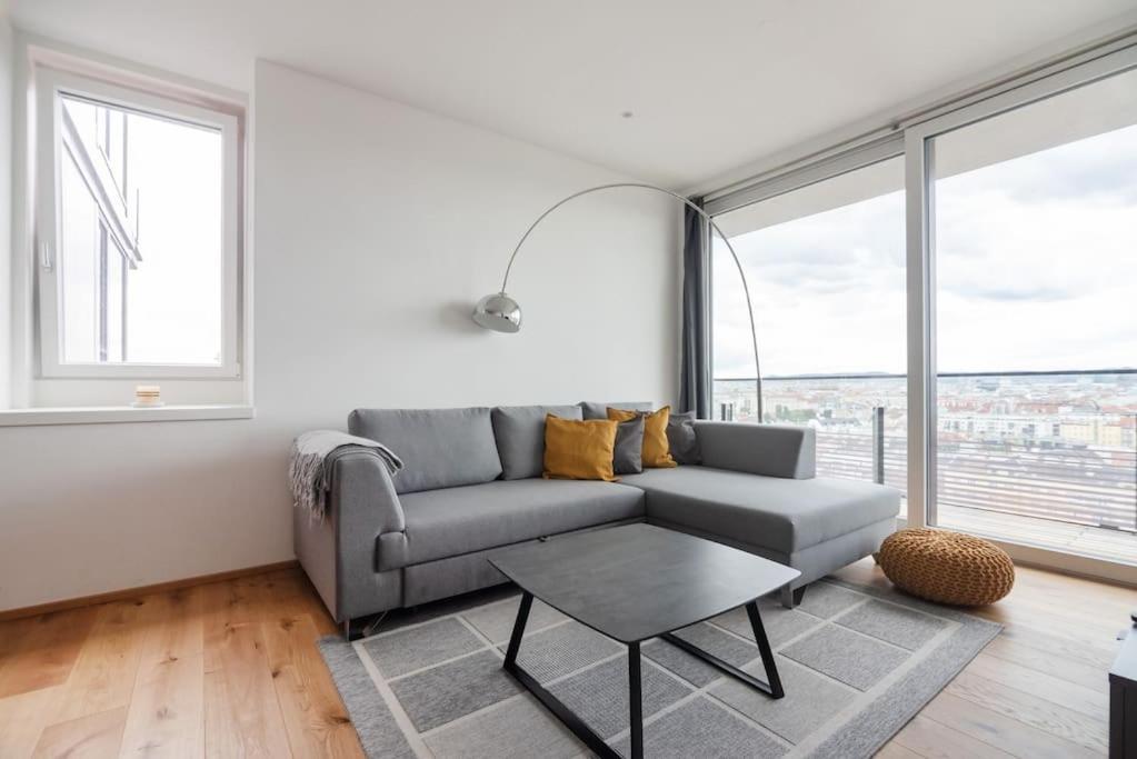 Apartamento Hoch Hinaus, Neu Und Stilvoll Mit Pool Am Dach Viena Exterior foto