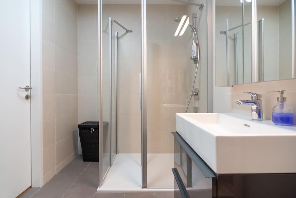 Apartamento Hoch Hinaus, Neu Und Stilvoll Mit Pool Am Dach Viena Exterior foto